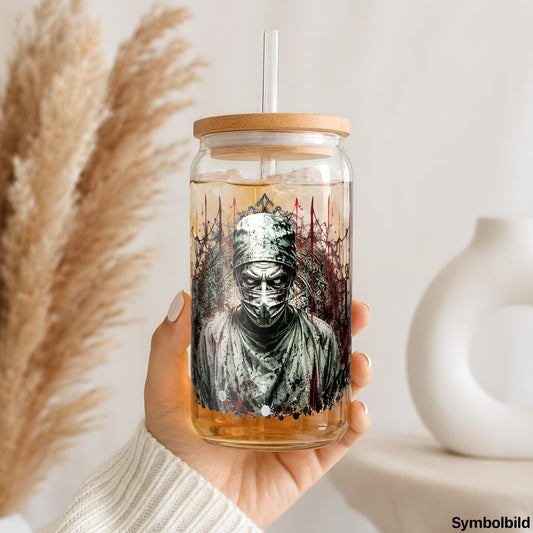 Untoter Chirurg als UV-DTF Sticker auf einem 16oz Glasbecher