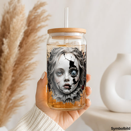 Zerbrochene Puppe als UV-DTF Sticker auf einem 16oz Glasbecher