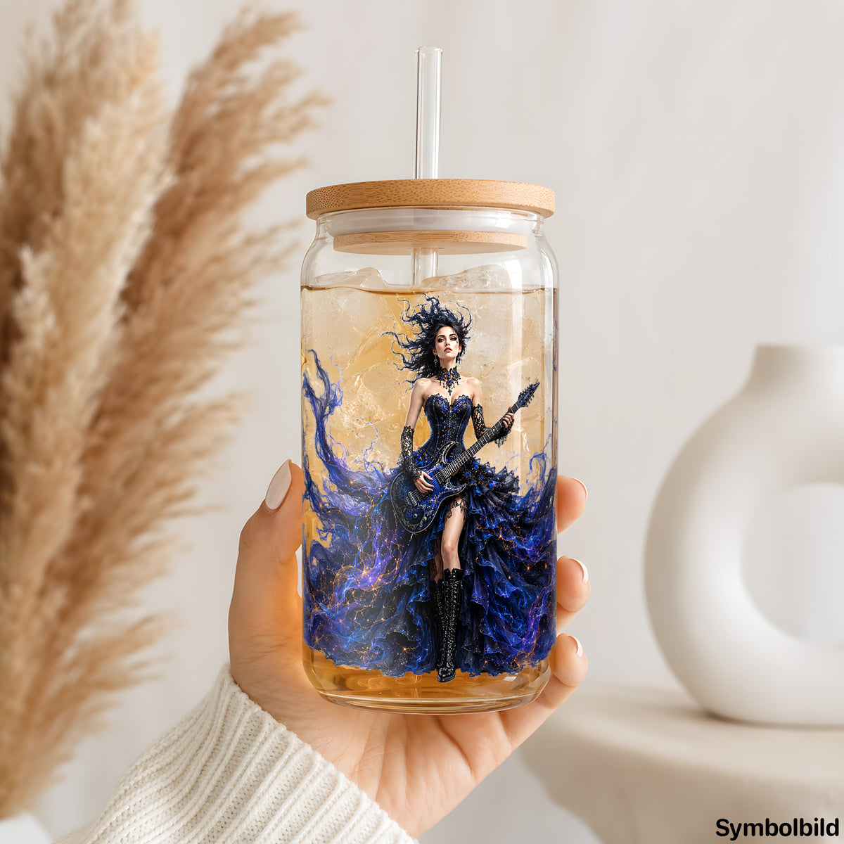 Rockerin im Sternenkleid als UV-DTF Sticker auf einem 16oz Glasbecher