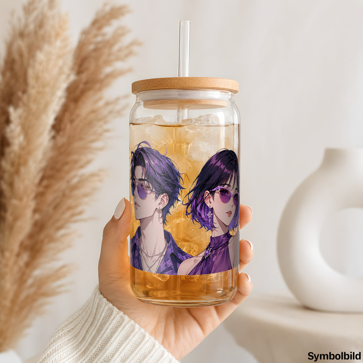 Anime-Quartett in Violett als UV-DTF Sticker auf einem 16oz Glasbecher