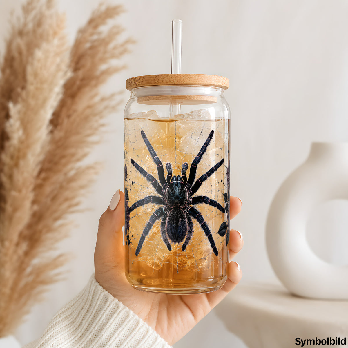 Vogelspinne in Schwarz als UV-DTF Sticker auf einem 16oz Glasbecher