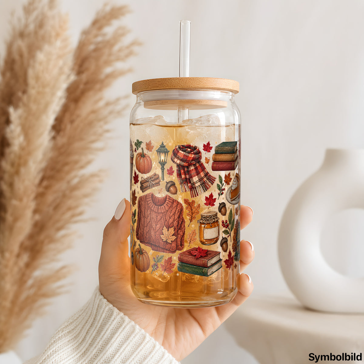 Herbstliche Kuschelcollage als UV-DTF Sticker auf einem 16oz Glasbecher