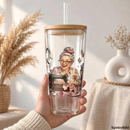 Oma an der Nähmaschine als UV-DTF Sticker auf einem 24oz Glas-Tumbler