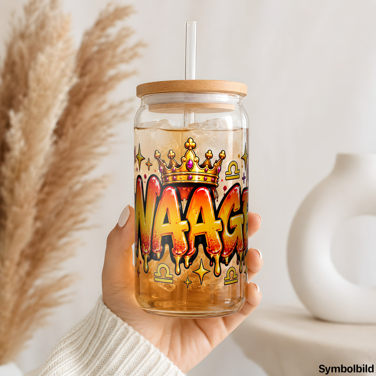 Sternzeichen Waage – Graffiti-Schriftzug als UV-DTF Sticker auf einem 16oz Glasbecher