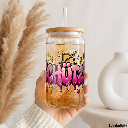 Sternzeichen Schütze – Graffiti-Schriftzug als UV-DTF Sticker auf einem 16oz Glasbecher
