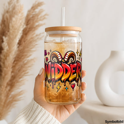 Sternzeichen Widder – Graffiti-Schriftzug als UV-DTF Sticker auf einem 16oz Glasbecher