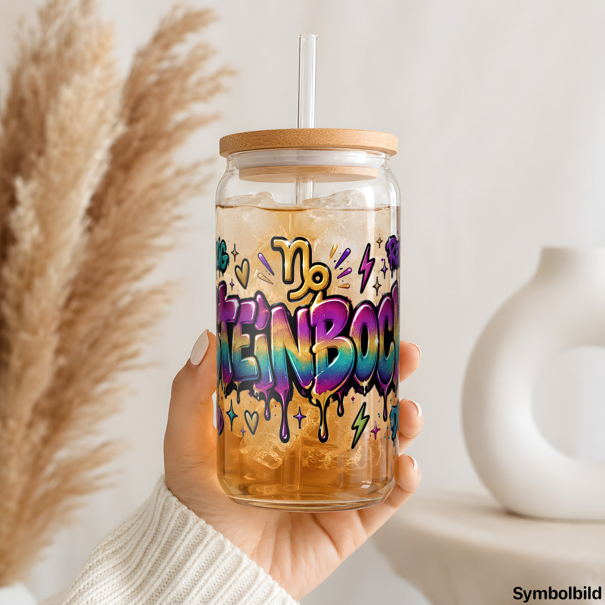 Sternzeichen Steinbock – Graffiti-Schriftzug als UV-DTF Sticker auf einem 16oz Glasbecher