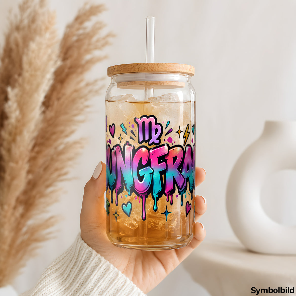 Sternzeichen Jungfrau – Graffiti-Schriftzug als UV-DTF Sticker auf einem 16oz Glasbecher