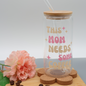This "Mom" needs some Coffee - personalisierbar | Trinkglas 500 ml | Strohhalm + Deckel