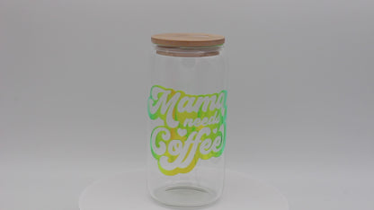 Mama needs Coffee | Trinkglas 500 ml | Strohhalm + Deckel